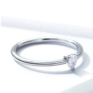 Někdy stačí málo – jedno drobné srdce, které řekne vše. 💍 Vhodný jako dárek z lásky i zásnubní prsten Jeho decentní...